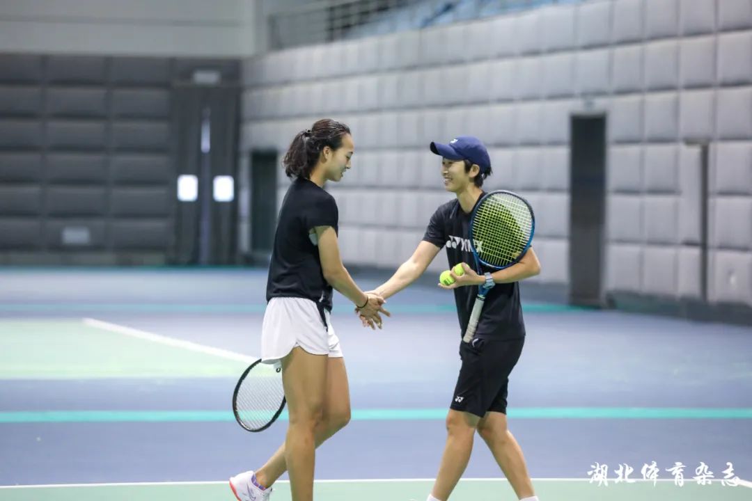 在对手出球 在对手出球